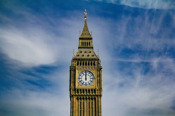 Big Ben Tower Słoneczny Dzień Londynie Wielka Brytania Tle Nieba — Zdjęcie stockowe