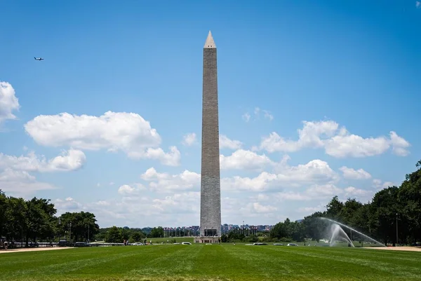 阳光灿烂的华盛顿纪念碑的美丽照片 — 图库照片