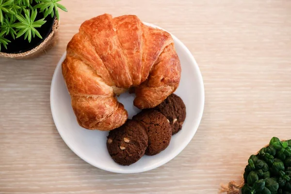 Kiváló Kilátás Egy Finom Croissant Csokis Sütik Egy Tányéron — Stock Fotó
