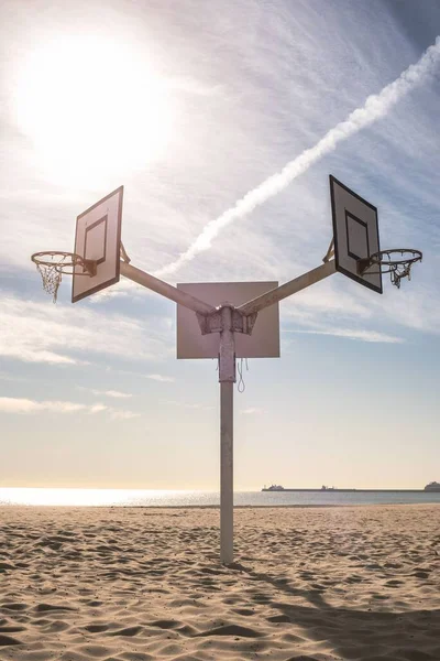 Sahildeki Çift Taraflı Basketbol Potasının Dikey Görüntüsü — Stok fotoğraf