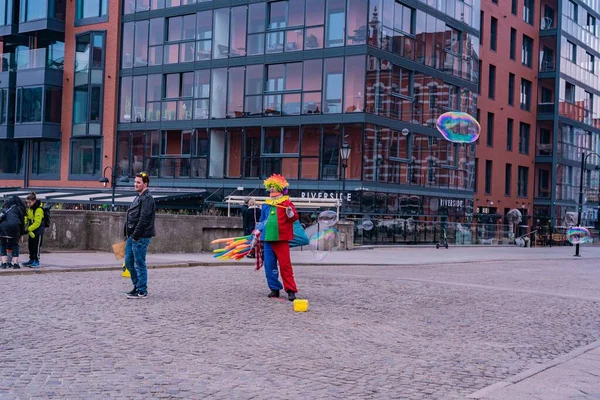 Ein Clown Macht Riesige Bunte Seifenblasen Auf Der Straße Und — Stockfoto