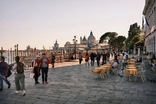 Malebný Výhled Náměstí Marka Benátkách Itálie Plné Turistů — Stock fotografie