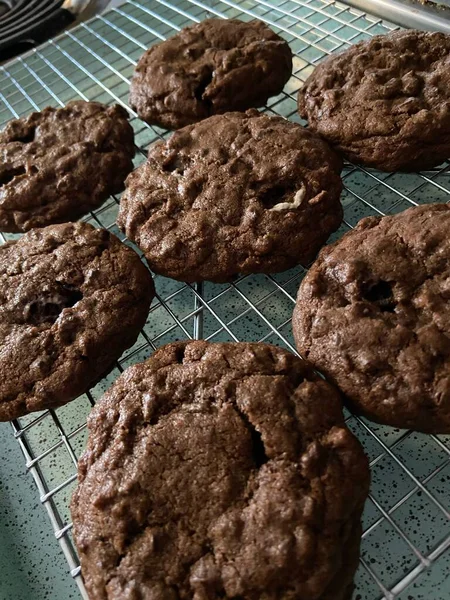 Uma Foto Close Biscoitos Chocolate Recém Assados Bandeja Grade Metal — Fotografia de Stock