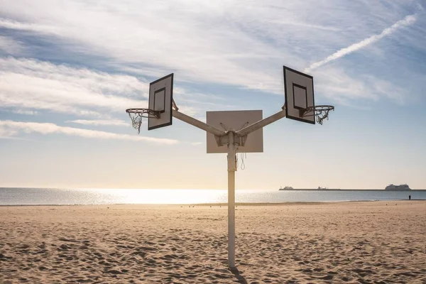 Der Blick Auf Den Beidseitigen Basketballkorb Sand Des Strandes — Stockfoto