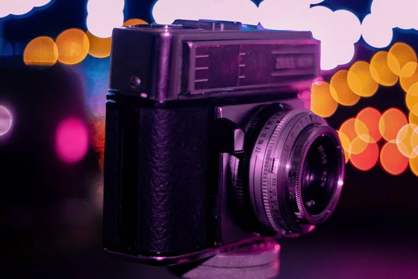 Een Vintage Film Camera Weinig Licht — Stockfoto