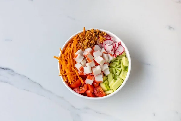 カニや野菜と健康的なサラダのボウルのトップビュー — ストック写真