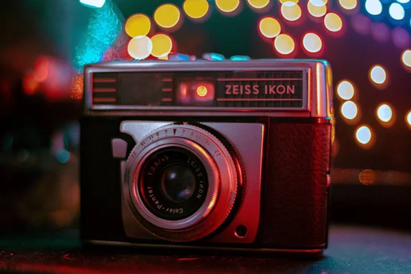 Een Vintage Film Camera Weinig Licht — Stockfoto