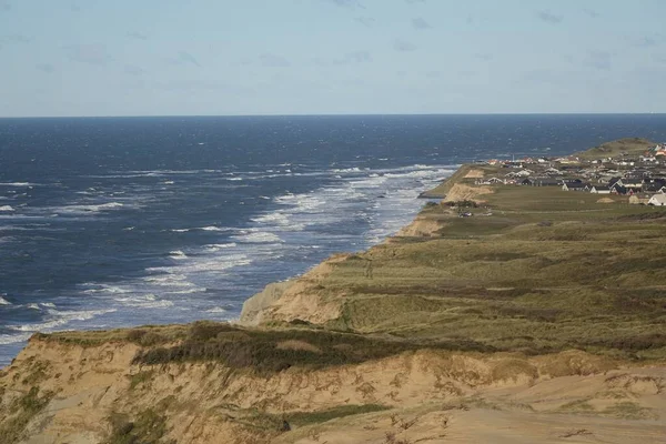 Uma Vista Panorâmica Costa Íngreme Com Edifícios Fundo Rubjerg Knude — Fotografia de Stock