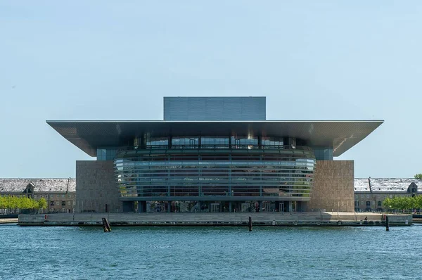 Das Kopenhagener Opernhaus Vom Wasser Aus Vor Blauem Himmel Kopenhagen — Stockfoto