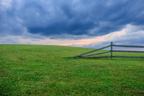 Green Grass Field Blue Ridge Virginia Cloudy Day — Stock Photo, Image