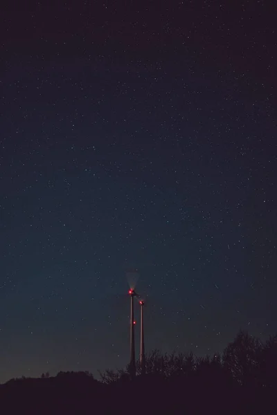 Geceleyin Yıldızlı Gökyüzüne Karşı Çekilen Rüzgar Türbinlerinin Dikey Görüntüsü — Stok fotoğraf