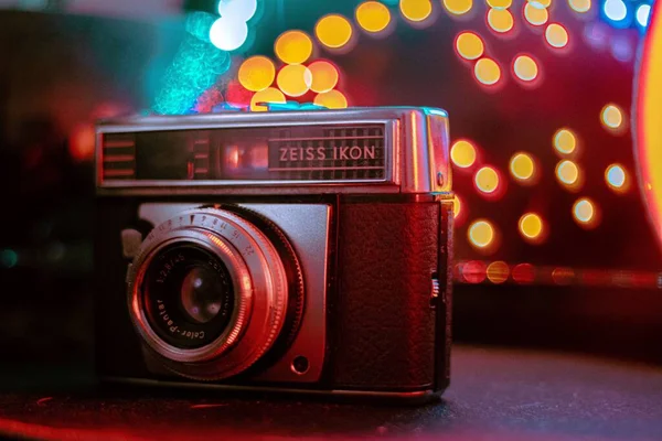 Een Vintage Film Camera Weinig Licht — Stockfoto