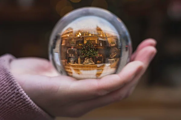 Una Bola Vidrio Una Mano Con Reflejo Abeto Concepto Navidad — Foto de Stock