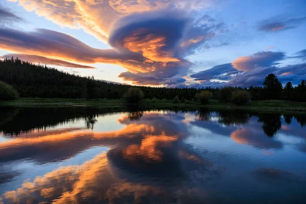 Utsikt Över Solnedgången Över Sjön Och Skogen Oregon — Stockfoto