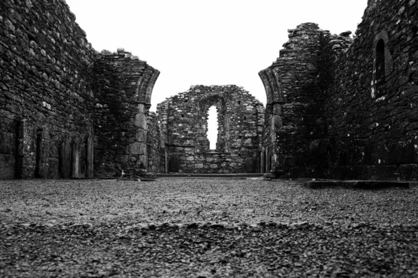 Een Grijsschaal Van Ruïnes Van Kilmacduagh Klooster Gort Ierland — Stockfoto