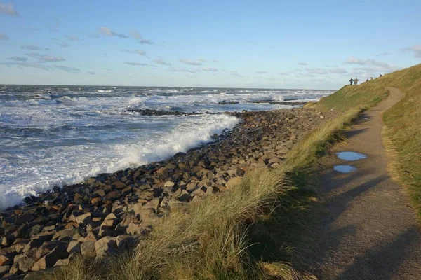 덴마크의 스트룹에 바위가 해안에 밀려오는 파도의 — 스톡 사진