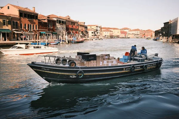 Mehrere Boote Mit Paketen Die Venedig Italien Angeliefert Werden — Stockfoto