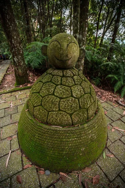 Plan Vertical Jizo Pierre Verte Altérée Une Forme Souriante Sur — Photo