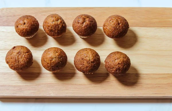 Närbild Träskiva Med Hemmagjorda Läckra Bruna Muffins — Stockfoto