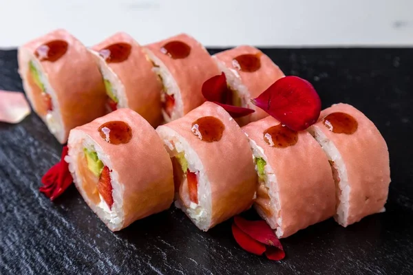 Osiem Bułek Sushi Czarnej Drewnianej Desce — Zdjęcie stockowe