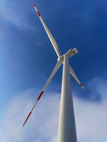Nízký Úhel Pohledu Větrnou Turbínu Proti Zatažené Obloze — Stock fotografie