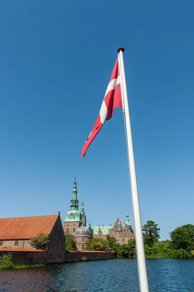 Una Toma Vertical Del Asta Bandera Dinamarca Ondeando Con Castillo —  Fotos de Stock
