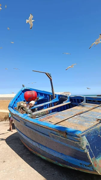 Tiro Vertical Viejo Barco Azul Madera Bajo Cielo Azul Con — Foto de Stock