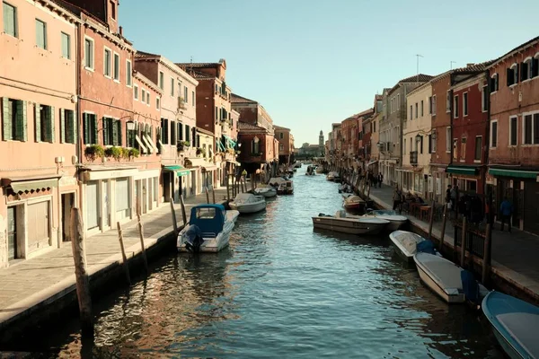 Una Serie Barcos Con Paquetes Que Entregan Venecia Italia — Foto de Stock