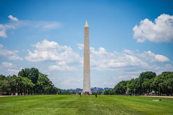 阳光灿烂的华盛顿纪念碑的美丽照片 — 图库照片