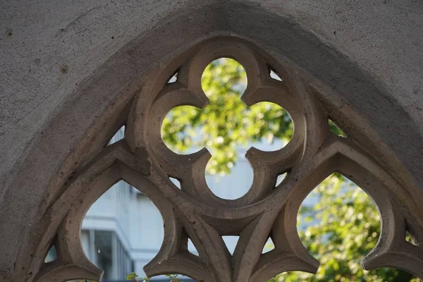 Wazige Boom Loof Achter Gotische Bloem Kerk Venster — Stockfoto