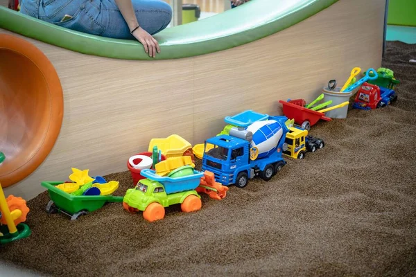 Крупним Планом Сотні Пластикових Дитячих Іграшок Чорному Піску — стокове фото