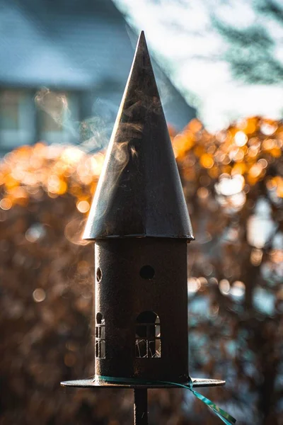 Close Shot Small Bird Feeder House Blurred Background Outdoors — Stock Photo, Image