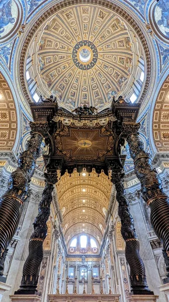 Vatikan Içindeki Aziz Peter Kilisesi Nin Dikey Alçak Açılı Görüntüsü — Stok fotoğraf