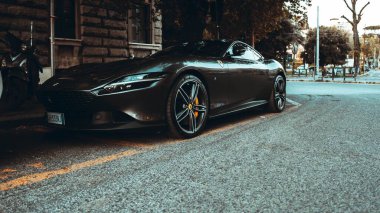 Dışarıda park etmiş lüks bir Ferrari 'nin güzel bir fotoğrafı.