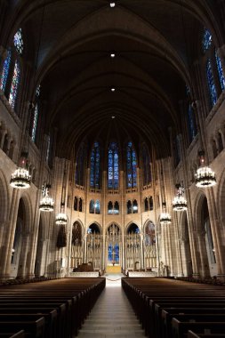 Manhattan, New York, ABD 'deki Riverside Baptist Kilisesi' nin dikey görüntüsü.
