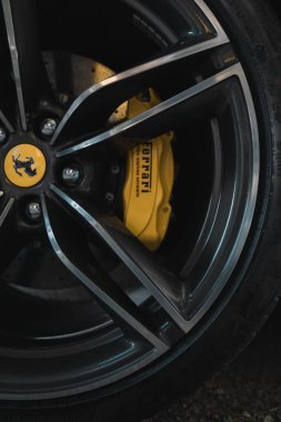 Bir Ferrari 'nin fren diskinin dikey yakın çekimi.