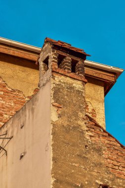 Romanya 'nın Brasov kentinde kısmen yıpranmış eski bir tuğla bina