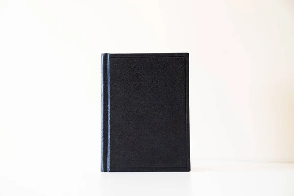 Een Zwart Boek Geïsoleerd Een Witte Achtergrond — Stockfoto