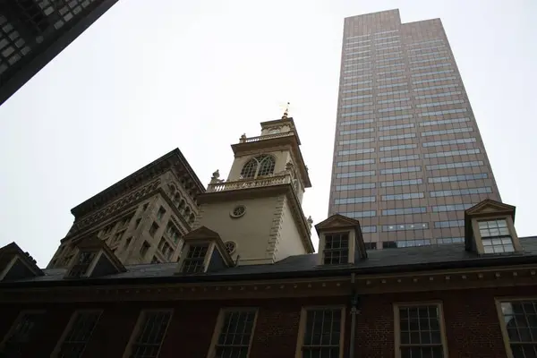 米国ボストンの超高層ビルの近くの古い建物の低角度ショット — ストック写真