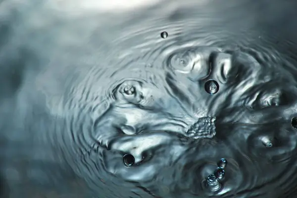 Piękne Tło Kroplami Spadającymi Powierzchnię Wody — Zdjęcie stockowe