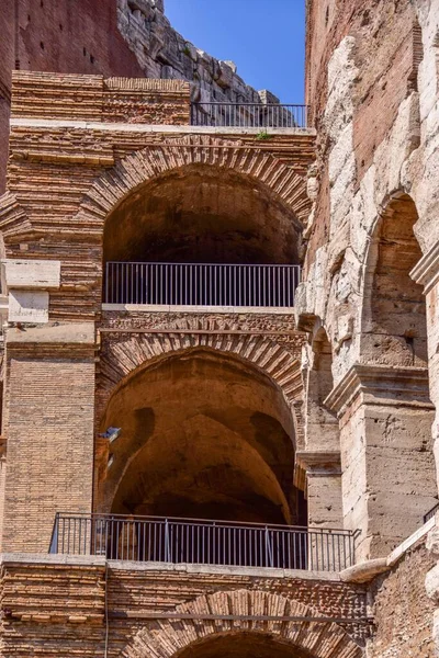 Den Vertikala Partiella Vyn Historiska Colosseum Byggnaden — Stockfoto