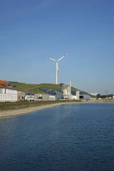 Künstlicher Hügel Mit Strommühle Und Sonnenkollektoren Rheinhafen — Stockfoto