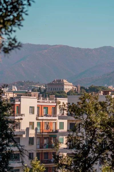 Uma Vista Edifícios Uma Área Montanhas Gênova Itália — Fotografia de Stock