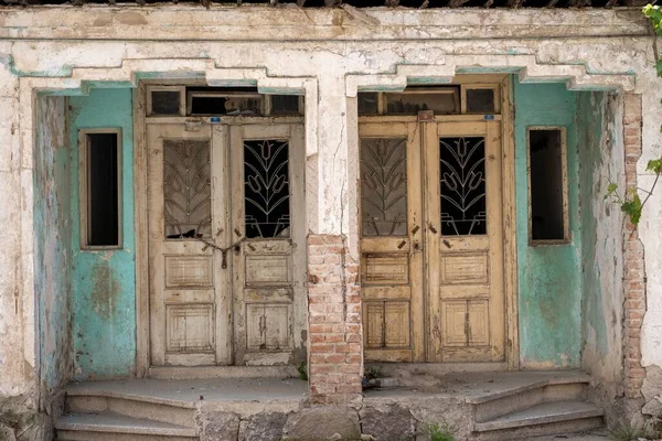 Крупный План Старых Заброшенных Входных Дверей Домов Деревне — стоковое фото