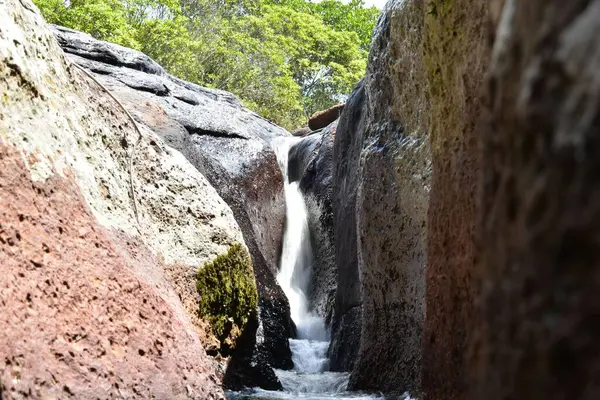 Tiro Seletivo Foco Uma Cachoeira Espaço Estreito Dentro Entre Rochas — Fotografia de Stock