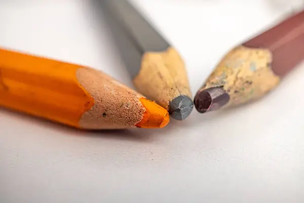 Eine Nahaufnahme Aus Orangefarbenen Schwarzen Und Braunen Bleistiften Auf Weißem — Stockfoto