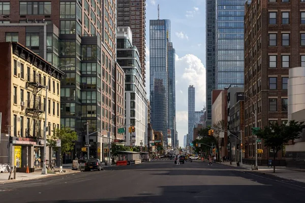 Yazın New York Manhattan Caddesi Central City Deki Trafik Işıklarıyla — Stok fotoğraf