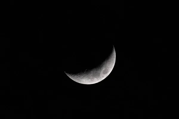 Een Halvemaangrijze Maan Aan Een Zwarte Nachtelijke Hemel — Stockfoto