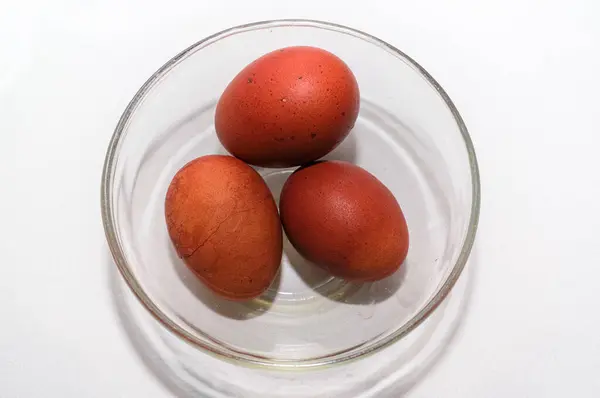 玻璃碗里的三个鸡蛋的顶照 — 图库照片