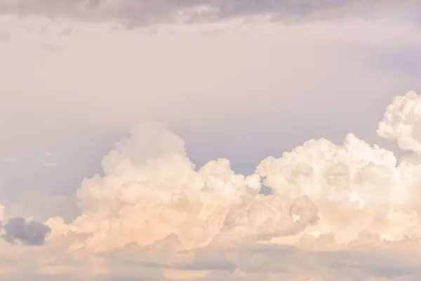Fondo Pantalla Estético Con Grandes Nubes Esponjosas Cielo — Foto de Stock